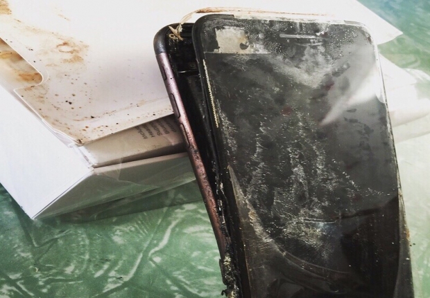 &quot;Exploding&quot; iPhone puts fanboy in ER