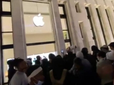 Apple threatens looters