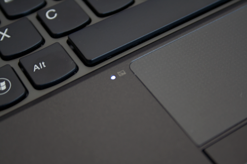 detalj-tastatura-i-touchpad-OFF-light