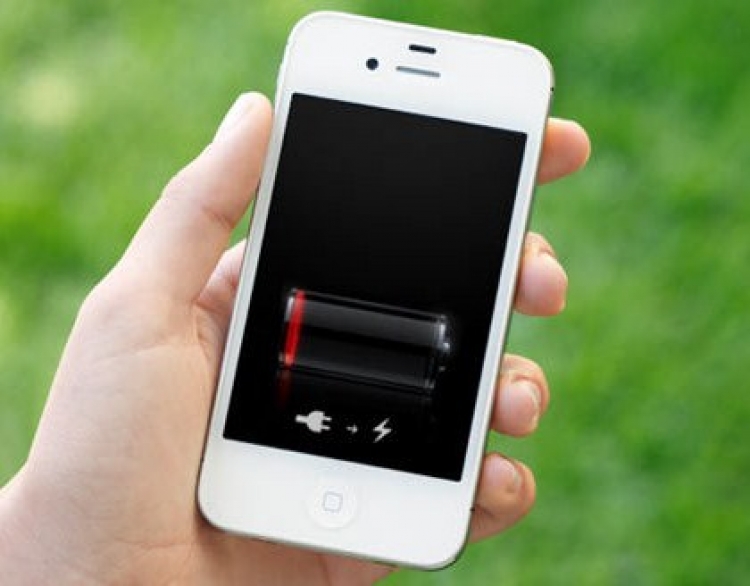 Low battery apple. 1 Зарядки на телефоне. Айфон 1 зарядка. Заряжается смартфон один. Low Battery iphone.