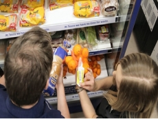 Amazon takes aim at supermarket market