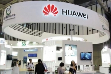 Huawei jumps on the foldable-smartphone bandwagon