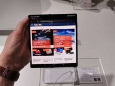 Huawei displays a Mate Xs foldable smartphone