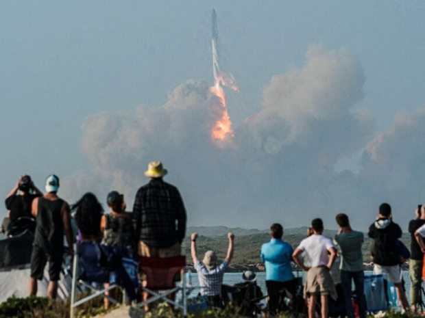Musk’s Starship rocket blows up