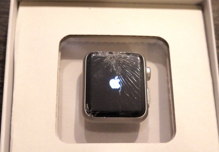 Apple watch 9 стекло. Разбил Эппл вотч. Разбитые АПЛ вотч. Разбитые Эппл вотч 3. Разбил Эппл вотч 5.